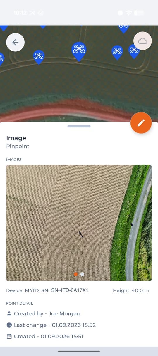 Una persona in un campo da cinquanta metri di quota